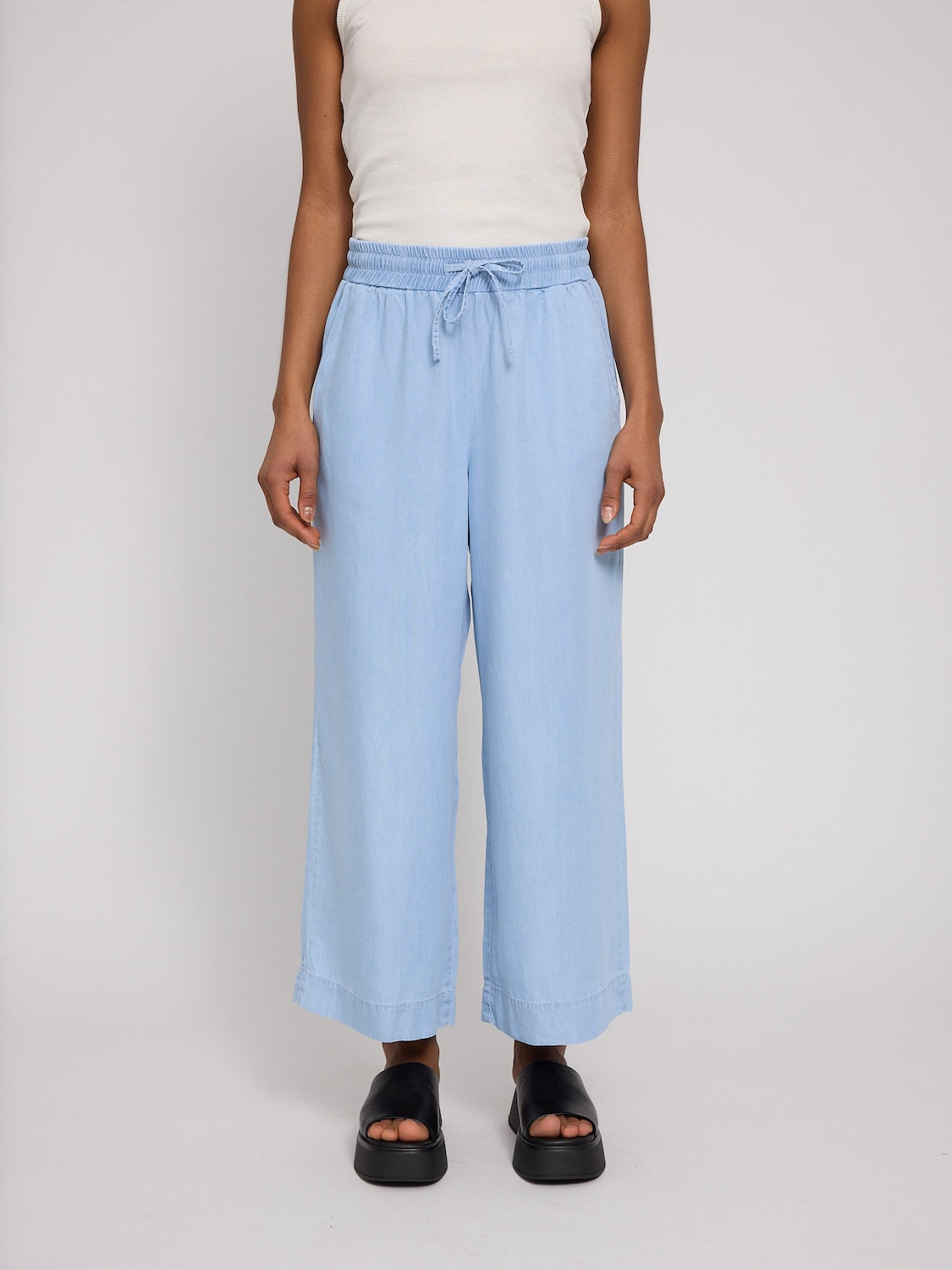 Weite Jeans mit Bändel kurz, hell | Mazine - toietmoi-laboutique
