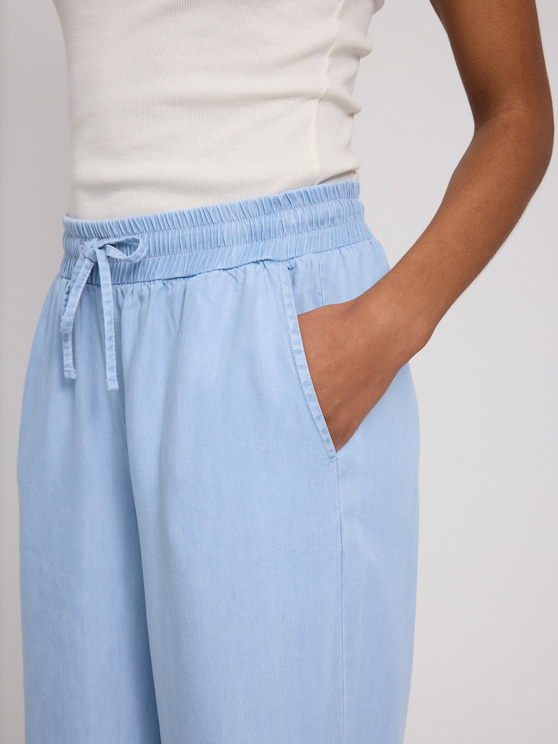 Weite Jeans mit Bändel kurz, hell | Mazine - toietmoi-laboutique