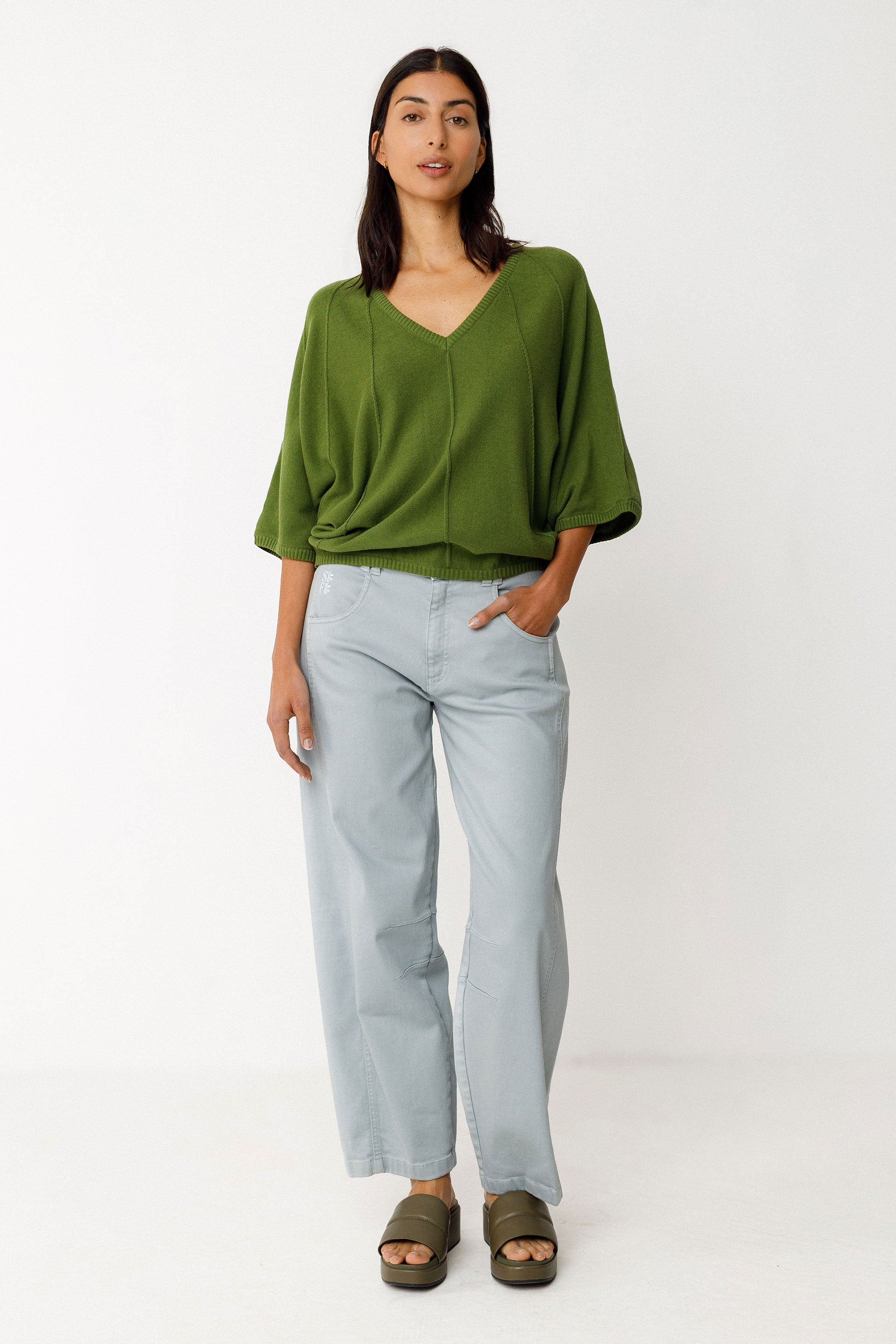 Sweater mit V-Ausschnitt OLAIA, grün | SKFK - toietmoi-laboutique