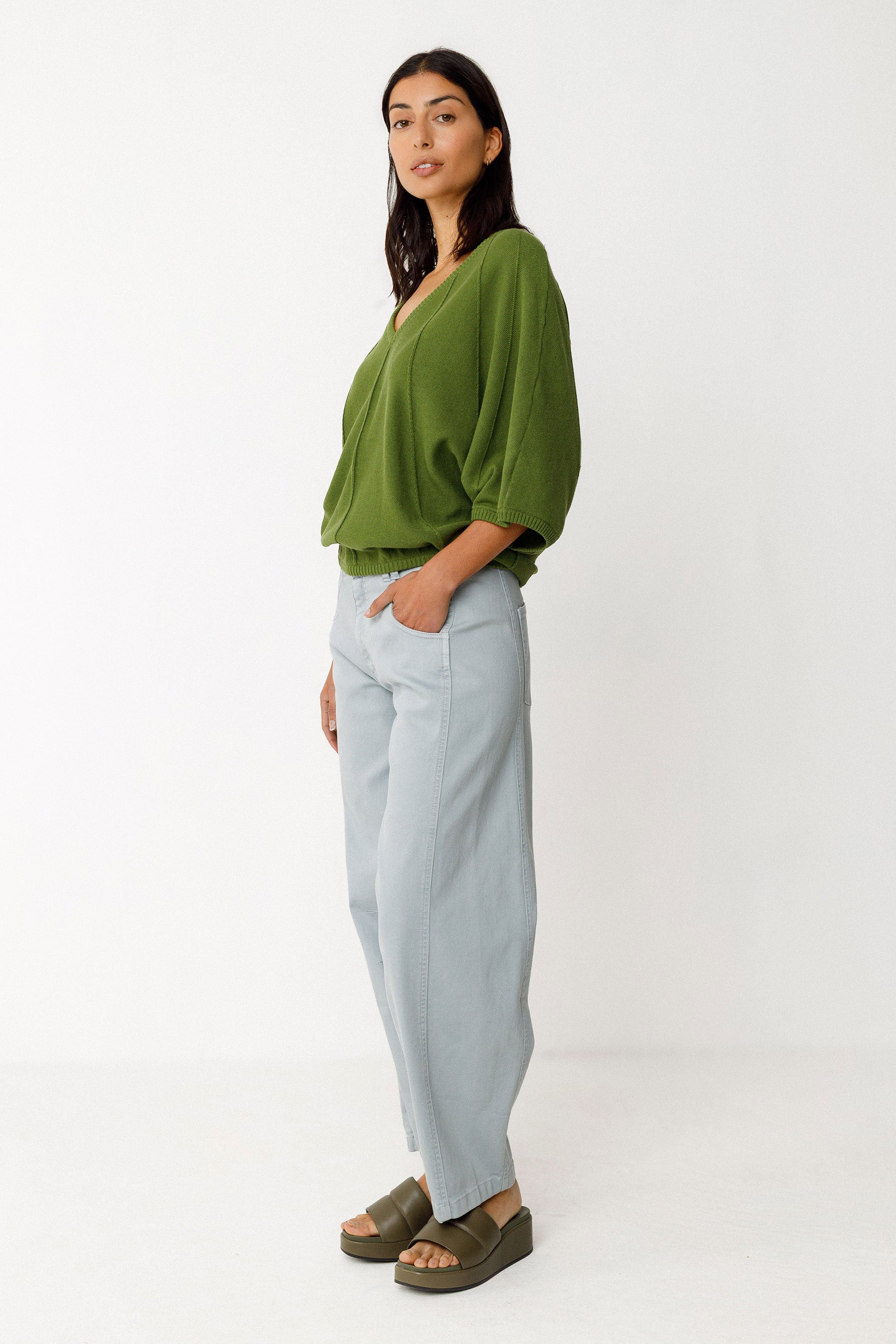 Sweater mit V-Ausschnitt OLAIA, grün | SKFK - toietmoi-laboutique