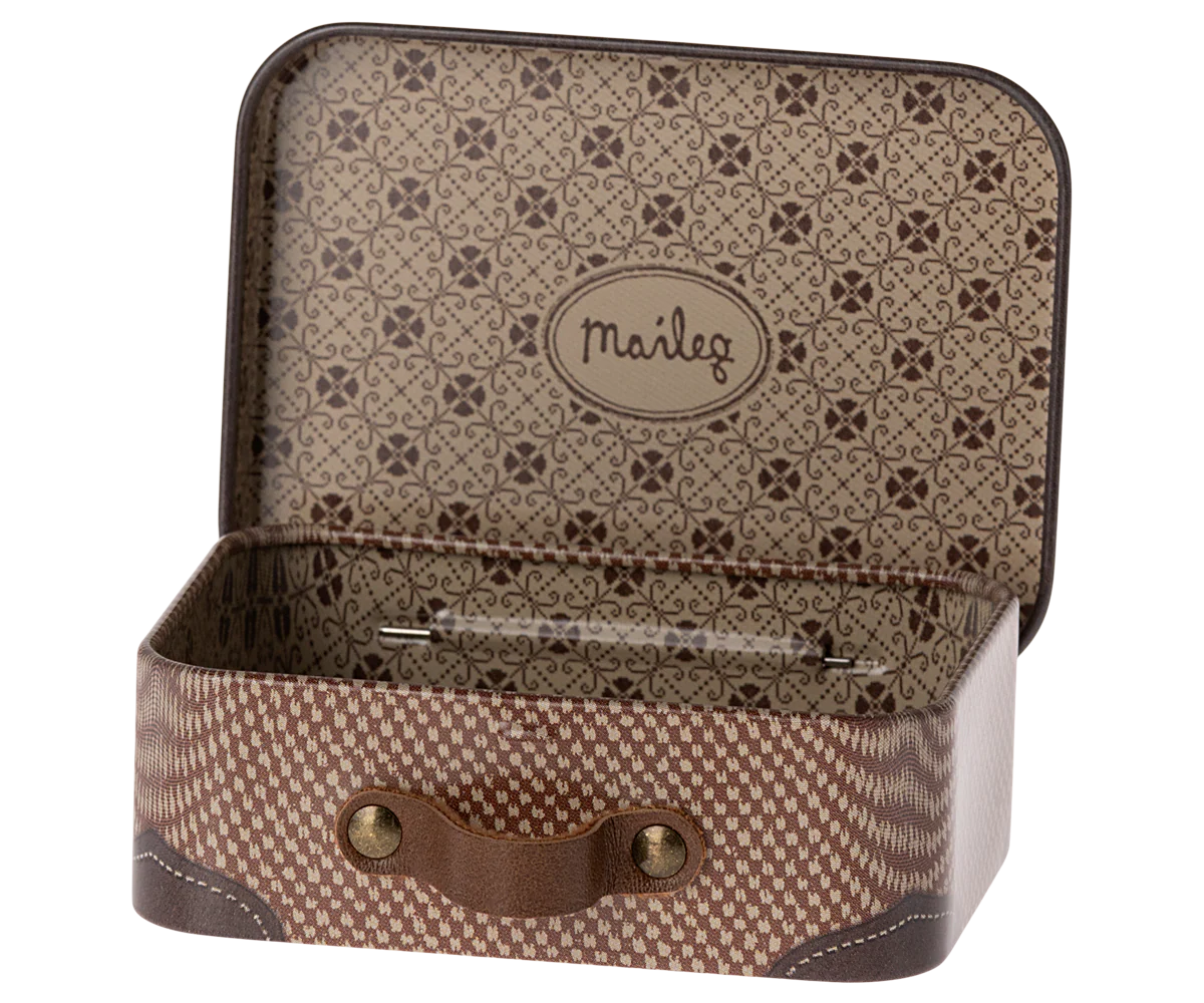Maileg micro Metallkoffer - Travel the world, braun | maileg - toietmoi-laboutique