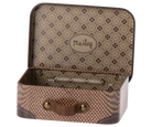 Maileg micro Metallkoffer - Travel the world, braun | maileg - toietmoi-laboutique