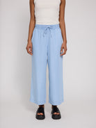 Weite Jeans mit Bändel kurz, hell | Mazine - toietmoi-laboutique