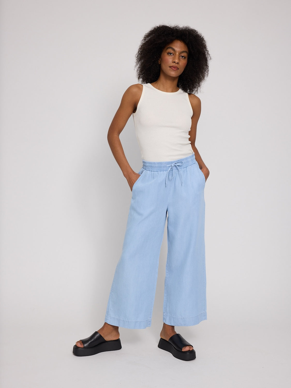 Weite Jeans mit Bändel kurz, hell | Mazine - toietmoi-laboutique