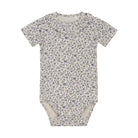 Kurzarmbody, ecru/flieder mit Blümchen | Fixoni - toietmoi-laboutique