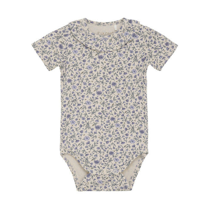 Kurzarmbody, ecru/flieder mit Blümchen | Fixoni - toietmoi-laboutique