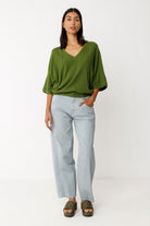 Sweater mit V-Ausschnitt OLAIA, grün | SKFK - toietmoi-laboutique